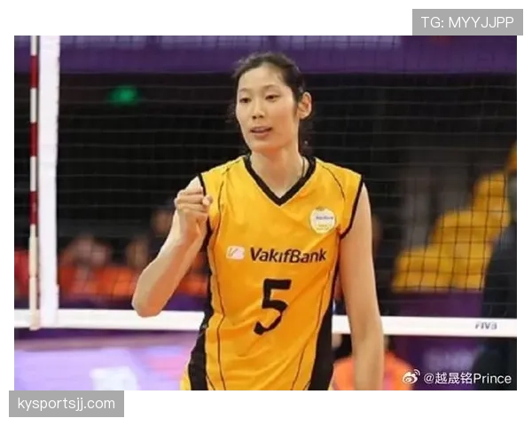 朱婷拎着菜篮子回小区，运动装配名表那画面，笑不出来又羡慕